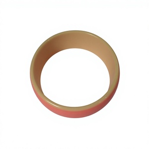 Meilleur bracelet rond en résine rouge, forme circulaire, design élégant, accessoire de bijouterie artisanale, pour anniversaire ou fête, pour femme - Product Image 3