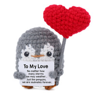 CHANGXU CRAFT Ornement animalier fait main au crochet tenant une carnation, cadeau créatif pour la fête des mères