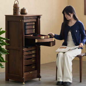 Gabinete de Almacenamiento de Madera Maciza de Nogal Negro 1200x900x400mm, de Pie con Ruedas, para Juego de Té y Uso Dental - Product Image 2