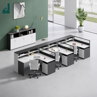 Poste de travail de bureau moderne et minimaliste avec chaises pour bureau multi-personnes et espace d'équipe pour bureau financier