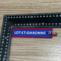 OEM ODM logo brodé double face personnalisé en usine porte-clés étiquette tissée et mousqueton pour les promotions