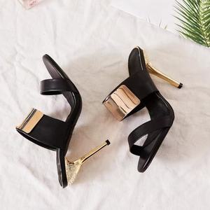 Nuevos zapatos de tacón alto de lujo negros estilo stiletto de diseñador - Zapatos de tacón alto elegantes para mujer personalizados por el diseñador - Product Image 4