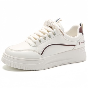 Chaussures souples blanches respirantes pour femme, nouvelle conception en maille fine, polyvalentes, décontractées, à semelle épaisse, pour étudiantes, sport et course à pied - Product Image 1