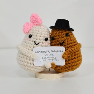 Pommes de terre positives en crochet pour couple avec carte de message « <span class=keywords><strong>Lovestruck</strong></span> » - Amigurumi de petites pommes de terre faites à la main, in Séparables - Product Image 1