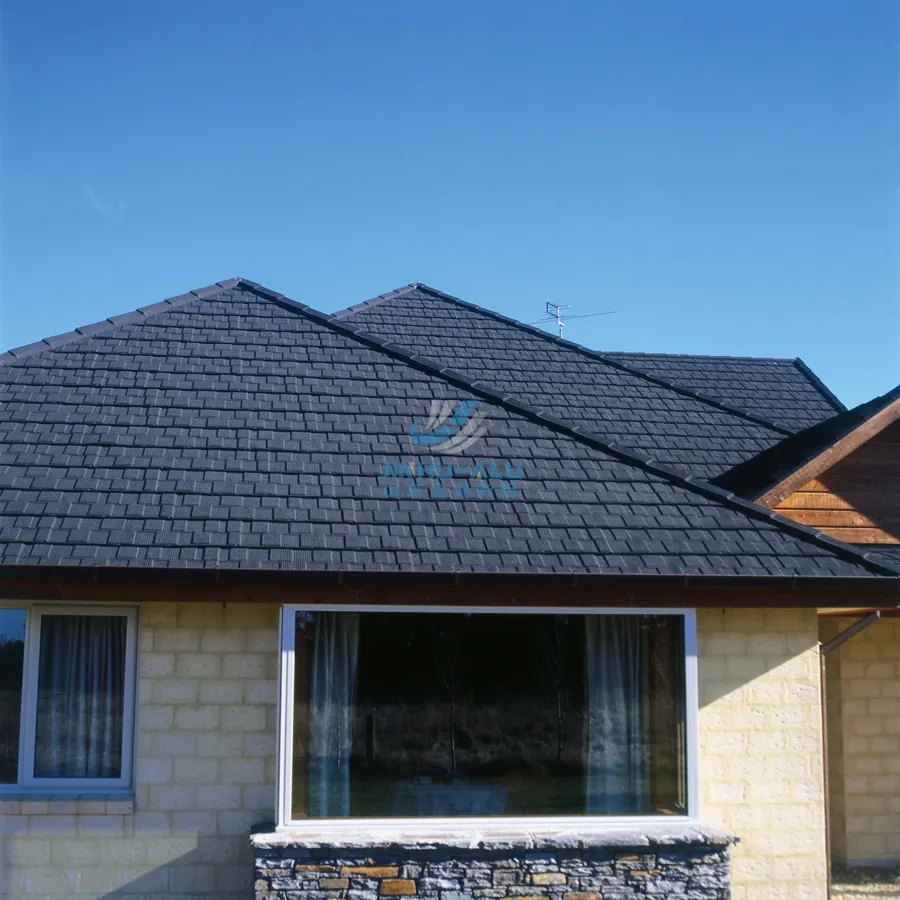 Tuiles de tôle de toiture en acier enduites de pierre de conception de villa moderne de matériaux de construction noirs pour la construction de maisons