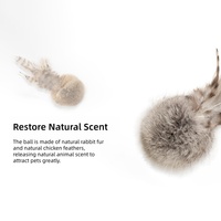 Jouet à mâcher classique pour chat avec boule à grincer, plumes douces, boules en pompon et queue interactive en fourrure de lapin pour l'intérieur