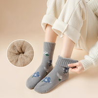 Chaussettes douces et chaudes en velours de polyester tricoté pour l'automne et l'hiver, épaisses et moelleuses, de haute qualité, personnalisées pour les personnes d'âge moyen