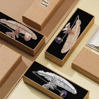Marque-page élégant en métal avec plume, fleur séchée immortelle, pendentif feuille de papillon, marque-page pour étudiant, cadeau de papeterie pour la fête des enseignants