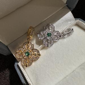 Colgante de Plata de Ley S925 con Circonita Verde de Lujo Ligero, Diseño de Flor Tallada Simple y Moderno, Estilo Vintage Elegante y Antiguo - Product Image 1