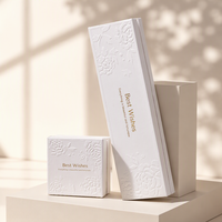 Boîtes cadeaux en papier blanc gaufré personnalisées avec cadre intérieur doré pour l'emballage de bagues, de colliers et de boucles d'oreilles