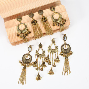 Boucles d'oreilles pendantes style indien vintage avec pompons, plaquées or 22 carats, bijoux de fête pour femmes - Product Image 1