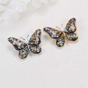 Broche de style papillon en coquille brisée colorée, accessoire de vêtement haut de gamme Zhuji, perle d'eau douce, fleur de poitrine, broche cadeau, numéro - Product Image 1