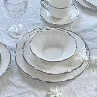 Service de table en porcelaine blanche de luxe pour hôtel, design floral en relief, assiettes en émail blanc, service de table, bord argenté