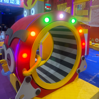 Parc de jeux intérieur pour enfants avec éclairage rotatif, garde-main électrique et accessoire de tonneau de tumbling à roulettes rotatives