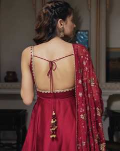 Nouvelle robe de soirée indienne de créateur en faux géorgette lourde, avec broderie et sequins, avec bas et dupatta assortis, réversible, style décontracté - Product Image 2