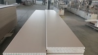 Panneaux muraux en PVC de couleur et de taille personnalisées, panneaux en PVC à grain de bois, panneaux décoratifs intégrés