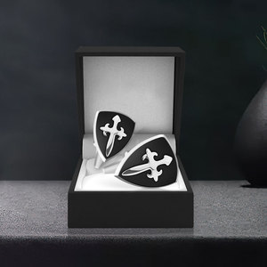 Custom nero scudo crociato gemelli smaltati in acciaio inox per gli uomini per la festa di fidanzamento di nozze o regalo di anniversario - Product Image 4