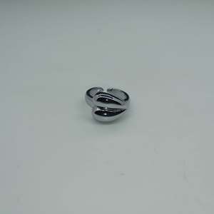 แหวนแฟชั่น สแตนเลสสตีล 316L ชุบทอง PVD ทนทาน ดีไซน์ทันสมัย - Product Image 1
