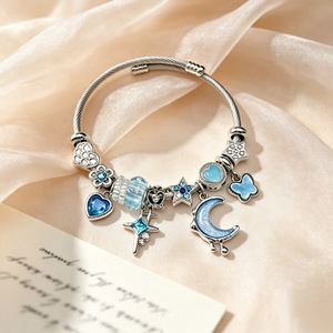 Joias Fanhua, Bracelete à Prova d'Água em Aço Inoxidável com Revestimento Dourado, Estrela, Lua, Bússola, Coração e Borboleta, Vendas Quentes no Tiktok - Product Image 1