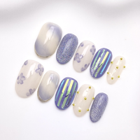 Fournisseur en gros de faux ongles faits main à presser, violet clair ombré, motif floral, paillettes holographiques, accent de perles dorées, réutilisables, pour nail art