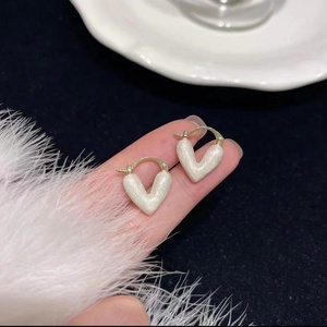 Pendientes de Aro con Forma de Corazón Color Durazno Chapados en Oro para Mujer, 3 Pares de Pendientes de Aro con Diseño de Espada Punk para Regalos y Fiestas - Product Image 5