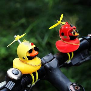 Pato Pequeño Amarillo para <span class=keywords><strong>Bicicleta</strong></span> con <span class=keywords><strong>Casco</strong></span> de Hélice Adorno Rompevientos Decoración para Bici Moto Ciclismo Accesorios - Product Image 2