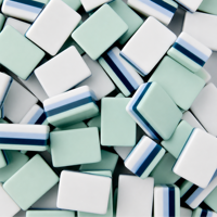 Jeu de Mahjong américain à 4 couches avec supports en acrylique, tuiles vert sauge et bleu océan pour une soirée de jeu sociale moderne