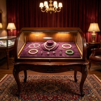 Vitrine d'îlot pour bijoux de style classique français, incurvée, avec doublure en velours, un meuble de luxe rétro, sculpté, éclairé, en verre antique