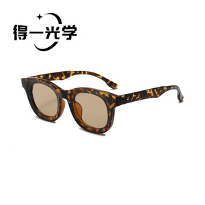 De Yi <b>Optics</b> Oval Frame Sunglasses UV400 PC Women's Fashion Sun Protection Glasses - Product Image 1