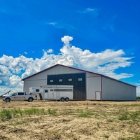 Entrepôt en acier préfabriqué à grande portée, bâtiment de stockage métallique préfabriqué pour l'utilisation de chariots élévateurs