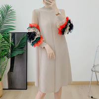 Robe de créateur écologique pour femme, coupe moderne, formelle, froncée, taille naturelle, contraste de couleurs, avec plaque florale à manivelle, plissée, lavable