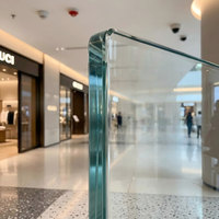Porte d'entrée commerciale à cadre fin gris anthracite avec capteur et contrôle d'accès intelligent pour bâtiment de bureaux à fort trafic, sécurisée