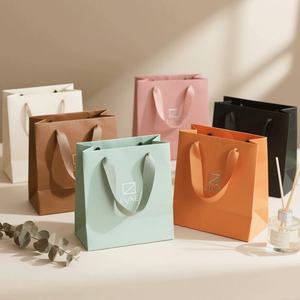 Sacs de shopping en papier colorés pour vêtements, avec logo personnalisé en relief, laminage, promotions en gros, estampage à chaud doré - Product Image 3