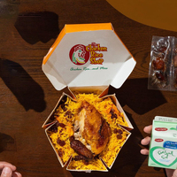 Boîte alimentaire pliable en papier personnalisée avec logo, pour poulet grillé, riz et suhoor arabe, idéale pour la livraison et la restauration.