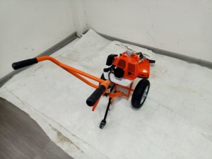 Débroussailleuse thermique professionnelle sans fil 52 cm³ à 2 temps, 2 roues, pour la coupe de l'herbe, motoculteur manuel de qualité industrielle - Product Image 3