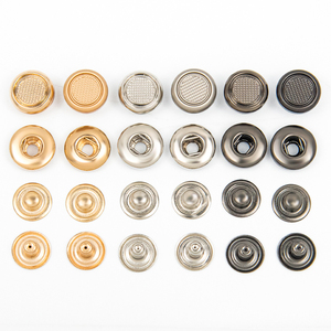 กระดุมแป๊กแบบแบนขนาด 15 มม. โลโก้สั่งทำ วัสดุโลหะผสมสังกะสี แบบสี่ส่วน สำหรับเสื้อผ้าและกระเป๋า - Product Image 4