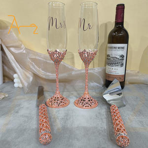 Verre à champagne en diamant à bordure en or rose de luxe avec logo personnalisé Verres à vin en diamant en or rose Ensemble de couteaux à gâteau et de pelles pour mariage - Product Image 1