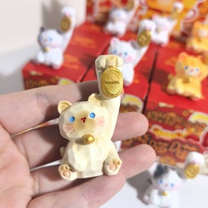 Nouvelle Boîte Mystère en Résine Grainée Meow Meow Mignonne Super-Puissante et Porte-Bonheur, Jouet Créatif Chat de la Fortune, Petits Ornements, Modèle du Livre Rouge - Product Image 4