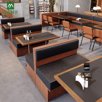 Ensemble de mobilier commercial sur mesure pour restaurant : Table à manger carrée avec chaises en cuir PU pour hôtel, café, restaurant, et banquette.