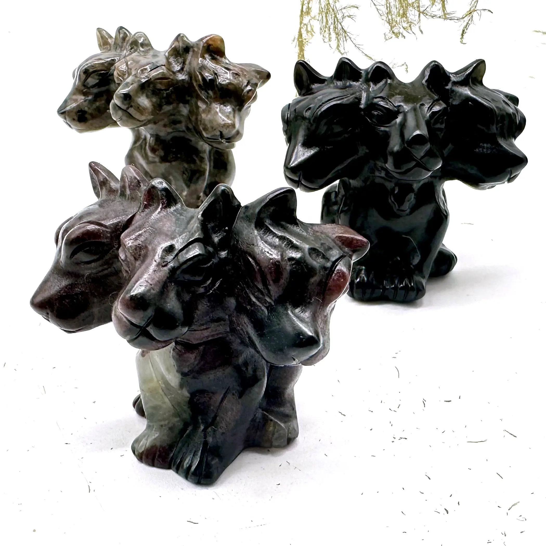 ギフトのためのホット販売ナチュラルクリスタル手彫り3頭犬マスコットフォークアートスタイル