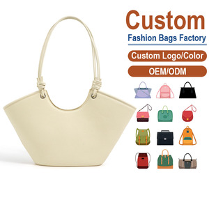 Sac hobo souple en cuir pleine fleur véritable, forme éventail, grain fin, détail en cuir noué à la main, rivets argentés, ouverture supérieure - Product Image 1