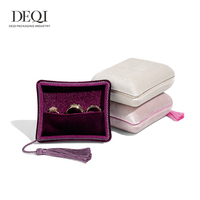 Boîtes à bijoux en velours imprimées avec logo personnalisé, élégantes, avec pompons, emballage cadeau simple pour mariage, pour colliers, bracelets et autres articles