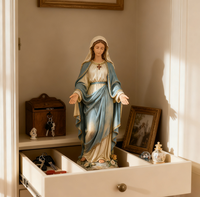 Statue de la Vierge Marie personnalisable avec robe bleue et blanche et base florale, mains ouvertes, expression sereine