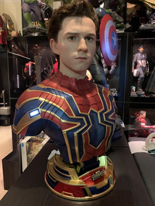 Busto Realistico di Tom Holland Spider-Man con Trapianto di Capelli, Statua in Resina a Mezzo Busto con Tuta Iron Spider, Collezione Personaggi <span class=keywords><strong>Marvel</strong></span> - Product Image 4