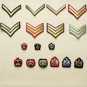 Écussons brodés à la main de qualité professionnelle en chevron, personnalisables OEM/ODM, pour uniformes, épaulettes et insignes de cérémonie royale - Product Image 1