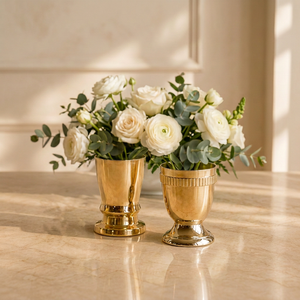 Vase à fleurs en métal de style régale avec silhouette inspirée d'un calice et finition dorée pour une décoration florale de table sophistiquée - Product Image 1