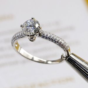 Anillo de Plata de Ley 925 con Moissanita HQ GEMS, Color D, Claridad VVS1, Piedra Principal Tipo Diamante, Un Quilate, para Mujer - Product Image 3