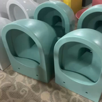 WC moderne vert clair avec cuvette en céramique intégrée et abattant coloré, sanitaires CE