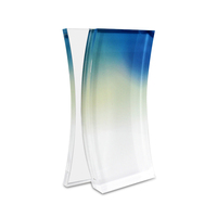 Trophée personnalisé en acrylique transparent avec courbe en S et dégradé bleu pour récompenses d'entreprise