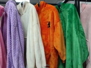 Coperta <span class=keywords><strong>con</strong></span> <span class=keywords><strong>Cappuccio</strong></span> Riscaldata USB Personalizzata OEM ODM, Felpa in Sherpa <span class=keywords><strong>con</strong></span> Maniche, Coperta Terapeutica Riscaldante <span class=keywords><strong>con</strong></span> <span class=keywords><strong>Cappuccio</strong></span> - Product Image 4